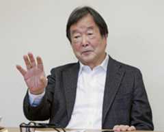 インタビューに答える田中均元外務審議官