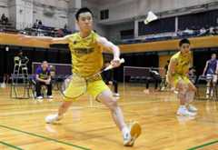 【男子団体決勝・八代東-熊本中央】第2ダブルスでシャトルを打ち返す八代東の堀内(左)。右はペアの江藤=玉名市総合体育館