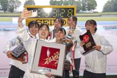優勝し、笑顔で記念撮影する城西大の選手ら=弘進ゴムアスリートパーク仙台