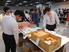 大勢の職員でにぎわう奈良県フェア=12日、東京都新宿区の防衛省厚生棟多目的ホール