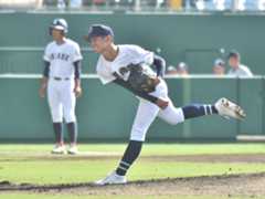 九州秋季高校野球1回戦の有明戦で先発し、力投する沖縄尚学の新垣有絃=26日、宮崎県・ひなたサンマリンスタジアム宮崎(又吉宏宜撮影)
