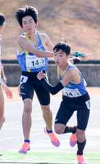 【男子の部】4区菊江(右)の好走で6位から2位に浮上した成瀬=希望が丘文化公園