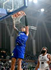 【青森ワッツ-熊本ヴォルターズ】第3クオーター、ダンクシュートを決める青森ワッツのヒサタケ=カクヒログループスーパーアリーナ