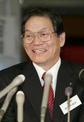 日本医師会の新会長に選出され、記者会見で笑顔を見せる原中勝征さん=2010年4月1日、東京都文京区の日本医師会館