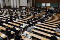 大学入学共通テストに臨む受験生=1月、東京都文京区の東大