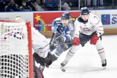 【東北フリーブレイズ-スターズ神戸】第2ピリオド16分25秒、ブレイズのFW人里(右から2人目)がシュートを決め、2-0と差を広げる=フラット八戸