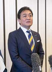 記者団の取材に応じる国民民主党の玉木代表=13日午後、鹿児島市