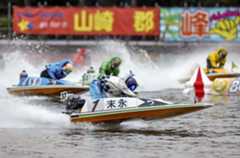 優勝戦の1周目2マークを先頭で回る末永和也(1)=ボートレース津