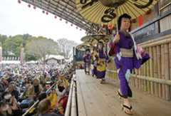 大勢の観客の前で「白浪五人男」を演じる常陸大宮市立大宮北小の児童たち=25日、同市北塩子の塩田地区センターグラウンド
