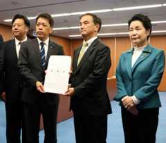 宮崎防衛副大臣(左から2人目)に要望書を渡した村岡知事(同3人目)と藤井市長(同4人目)