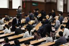 大学入学共通テストに臨む受験生=1月18日、東京都文京区の東大