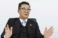 インタビューに応じる松井一郎氏=11月6日、大阪市