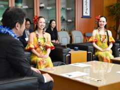県民感謝月間をPRする茨城県出身フラガールのAZUMIさん(中央)とMISAKIさん(右)=県庁