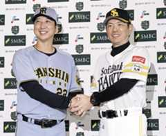 監督会議を終え笑顔で握手を交わす阪神・藤川監督(左)とソフトバンク・小久保監督=24日、みずほペイペイドーム