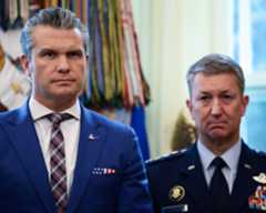 15日、米ホワイトハウスでの行事に参加するヘグセス国防長官(左)とケイン統合参謀本部議長(ロイター=共同)