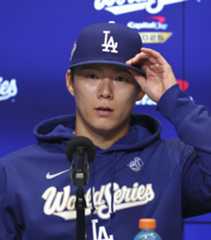 記者会見で質問に答えるドジャース・山本=トロント(共同)