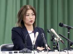 記者会見で静岡県伊東市長選への立候補を表明する田久保真紀前市長=19日午後、伊東市