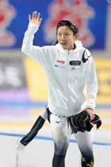 女子1500メートルで10連覇を果たし、歓声に応える高木美帆=長野市エムウェーブ