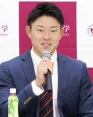 西武から育成ドラフト6位で指名され、記者会見する上智大の正木悠馬投手=24日、東京都千代田区