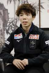 優勝から一夜明け、取材に応じる佐藤駿=26日、重慶(共同)