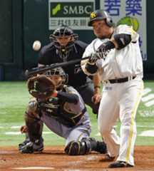 2回ソフトバンク2死一、二塁、山川が左中間に3ランを放つ。捕手坂本=みずほペイペイドーム