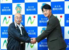 福島町長(左)にドラフト指名の報告をしたNTT東日本の石井=那珂川町役場