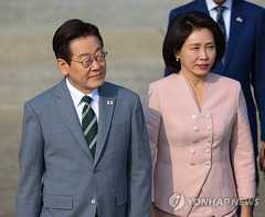 Lee departs for ASEAN summit