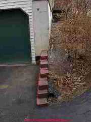 Modular block retaining wall © D Friedman at InspectApedia.com