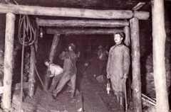 Kolenmijn in Limburg, het zogenaamde drijven van een galerij in de kolenlaag, een van de gangen Joh. Kohnen, Public domain, via Wikimedia Commons Kolenmijn in Limburg