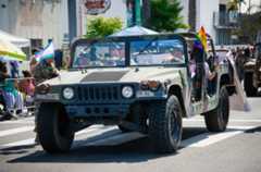 Militairen bij de Pride Parade in San Diego Bron: California National Guard, CC BY 2.0 <https://creativecommons.org/licenses/by/2.0>, via Wikimedia Commons Militairen bij de Pride Parade