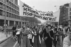 Vrouwen in de jaren 80 die demonstreren tegen het beleid van de regering bron: Rob Croes / Anefo, CC0, via Wikimedia Commons Vrouwen demonstreren tegen geweld
