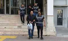 Hırsızlık suçundan aranan 2 kişi yakalandı