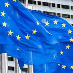 Europäische Flaggen an Masten vor einem Gebäude. Europäische Flaggen an Masten vor einem Gebäude.