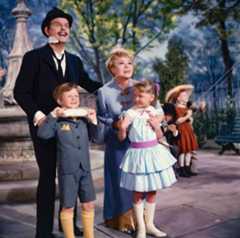 Actress Davd Tomlinson, Glynis Johns, Matthew Garber, Karen Dotrice in a scene from the movie "Mary Poppins"