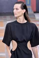 ヴァレンティノ 2024年春夏ショーより。