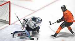 Na snímke vľavo brankár Filip Belanyi (Poprad) inkasuje prvý gól, vpravo autor gólu Šimon Petráš (Košice).