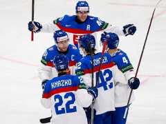 Slovenskí hokejisti oslavujú gól.