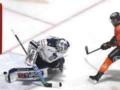 Na snímke vľavo brankár Filip Belanyi (Poprad) inkasuje prvý gól, vpravo autor gólu Šimon Petráš (Košice).