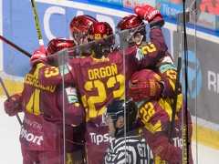 Na snímke hráči Trenčína sa tešia z gólu.