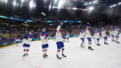 Slovenskí hokejisti sa zdravia s fanúšikmi po zápase Slovensko - Švédsko na ZOH 2026 v Miláne.