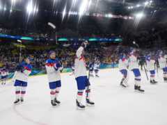 Slovenskí hokejisti sa zdravia s fanúšikmi po zápase Slovensko - Švédsko na ZOH 2026 v Miláne.