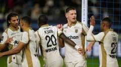 Futbalisti Racingu Lens oslavujú gól.