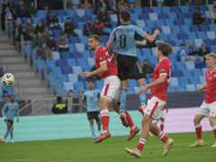 Na snímke hráč Slovana Kukharevych Mykola v hlavičkovom súboji s hráčom Trenčína Richardom Križanom (vľavo) v zápase 20. kola futbalovej Niké ligy medzi ŠK Slovan Bratislava – AS Trenčín