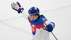 Juraj Slafkovský oslavuje gól.