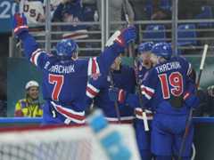 Hokejisti USA oslavujú gól v zápase proti Dánsku.