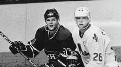 Peter Šťastný (vpravo) v zápase Quebec Nordiques - Montreal Canadiens.