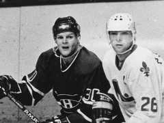 Peter Šťastný (vpravo) v zápase Quebec Nordiques - Montreal Canadiens.