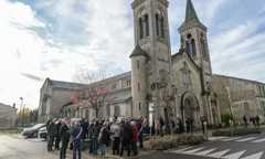 À Verdun, le 15 novembre 2025, des manifestants protestent contre la messe célébrée à la mémoire de Pétain