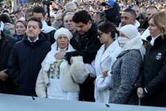 Amine Kessaci et sa mère, Ouassila Benhamdi Kessaci, lors du rassemblement en hommage à Mehdi Kessaci, sur le rond-point ou il a été assassiné, et pour protester contre le trafic de drogue à Marseille, le 22 novembre 2025