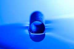 水を弾くことで浮力を得る「沈まない金属」が作られた